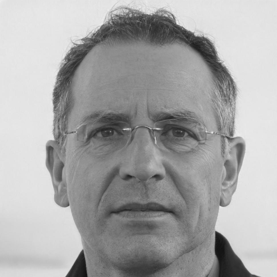 Retrato profesional de Joaquín Torres, consultor en gestión financiera